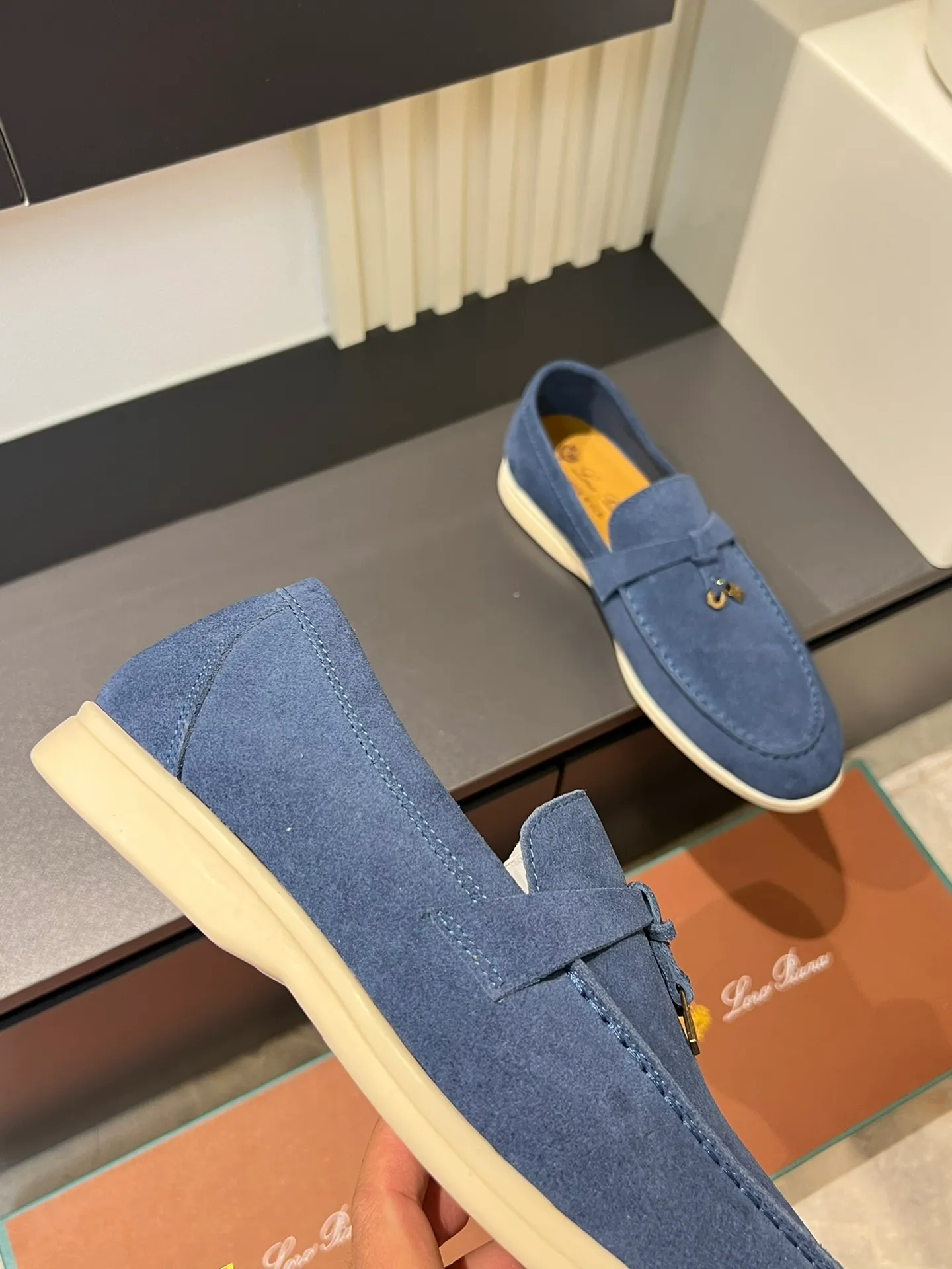 Men's shoes 💰p360 "Loro men's shoes 💰pian'*" Classic L men's shoes for couples 💰p Top version British flat loafers, a must-have item in old money style, the minimalist design is eye-catching and durable, a plus point for dressing The soft foot feel and texture are outstanding. They don’t scratch your feet and are very nice. They are matched with soft and waxy soles. They can be worn daily for a long time without getting tired. They are easy to wear, versatile and classic items, with perfect foot feel and texture! Imported cashmere fabric, the lining is made of imported A-grade water-dyed cow lining, the top version of the genuine leather midsole is sewn with pure handmade mark thread! Size: Female 35-40 (34. Customized) Male 38-44 (45.46. Customized)